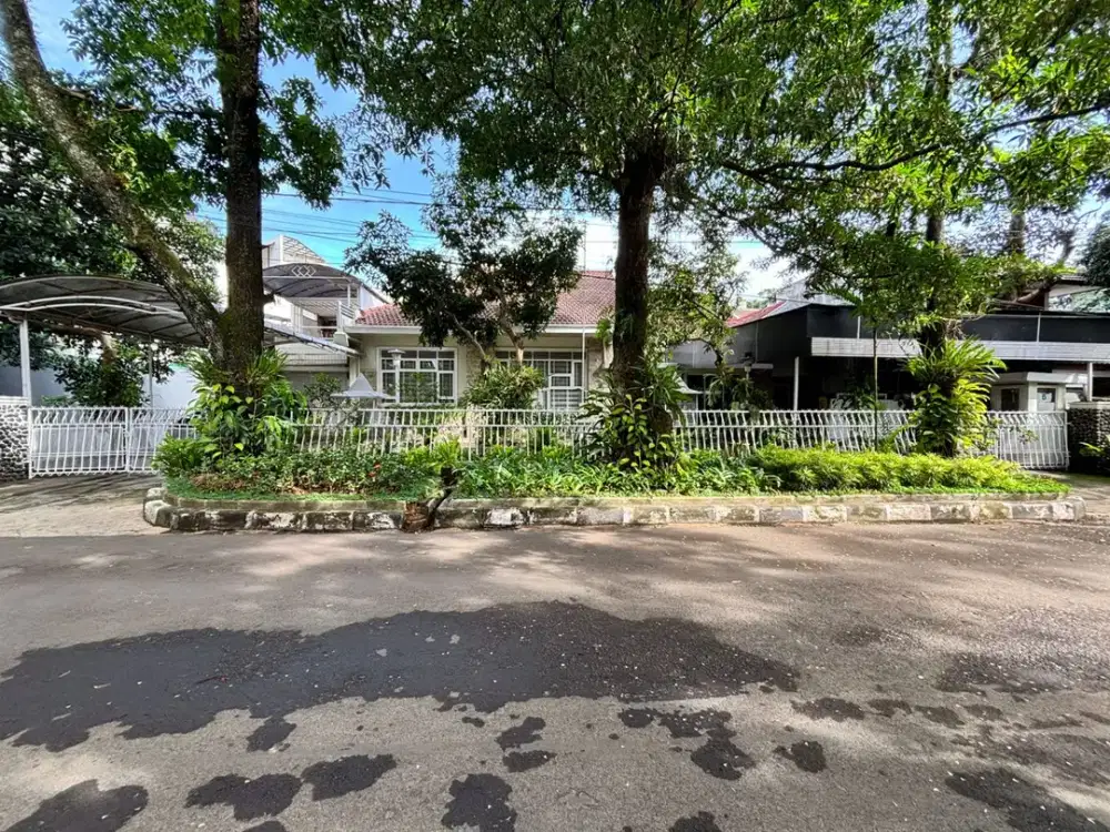 Dijual Rumah Vintage Asri nan Sejuk Lokasi Strategis Sayap Riau Pusat Kota Bandung
