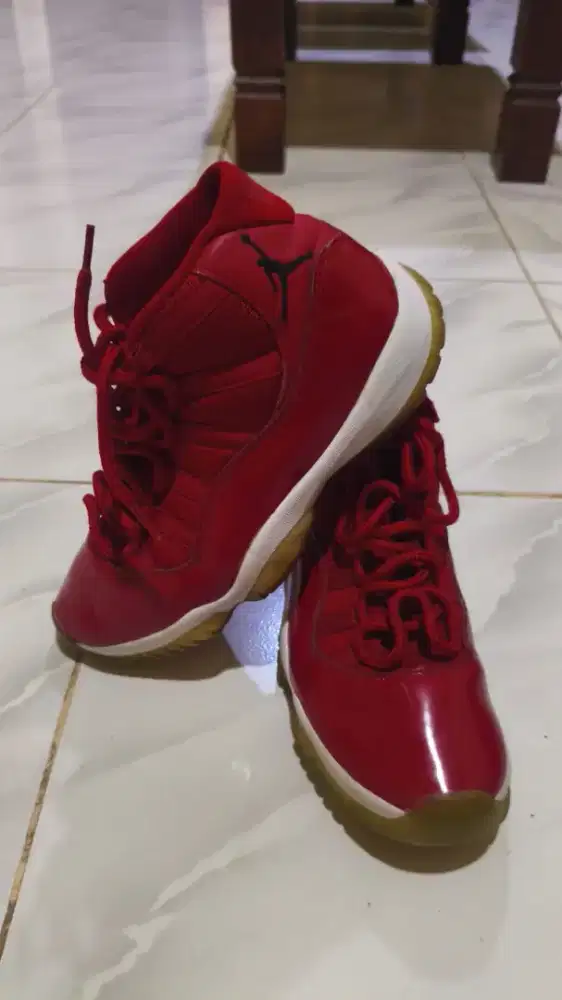 Sepatu Basket Jordan retro 11 merah.size 42,5
