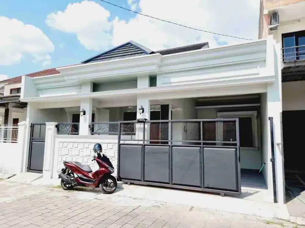 Rumah Cantik Semi Klasik di Cluster Gentan