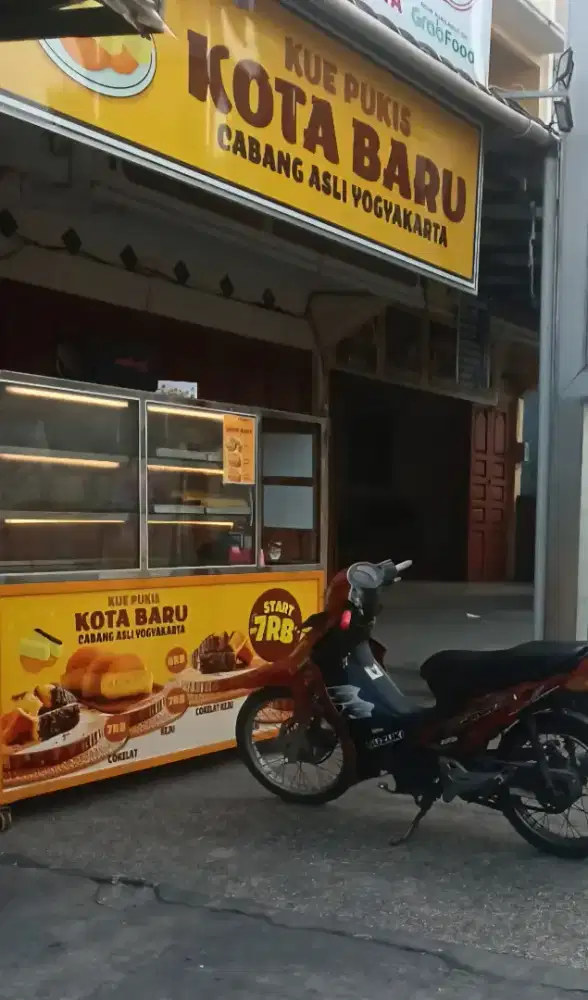 DIJUAL ETALASE DAN PERALATAN PUKIS