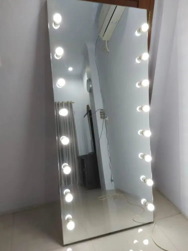 Kaca Vanity Mirror, Kaca lampu banyak