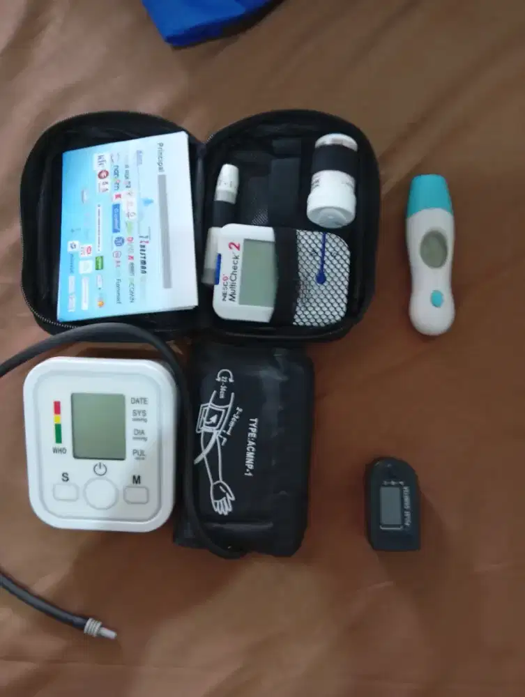 Tensimeter,Hb meter, oxymeter dan thermometer digital
