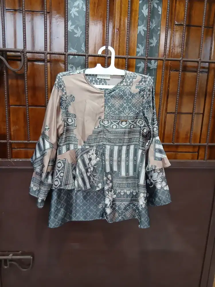 Atasan bran wearing klmby