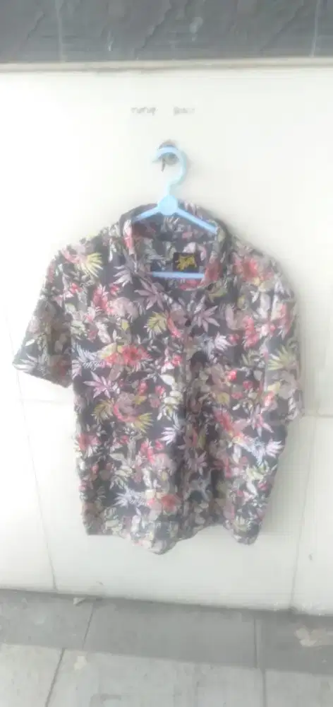 Di jual semua pakaian baju ada 17 macam di foto bisa borongan ,satuan