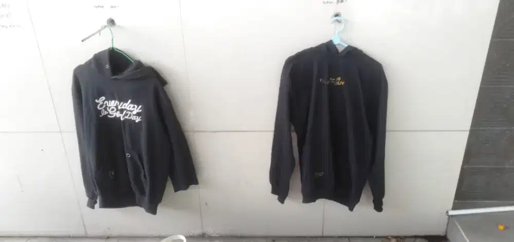 Laku di jual  2 buah jeket pakai penutup kepala,1 jeket jeans tebal