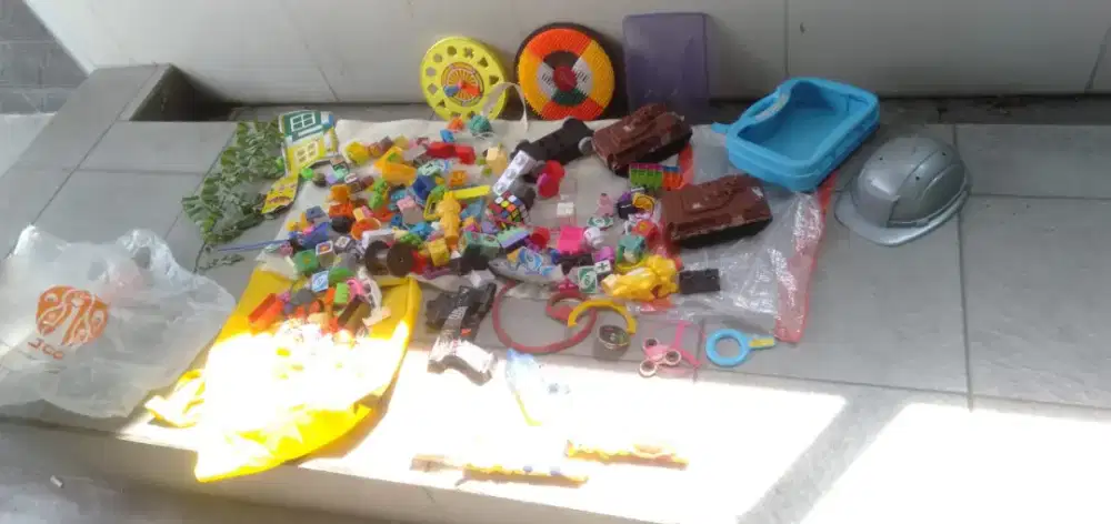 Laku di jual semua macam warna dan model mainan anak 1 plastik besar