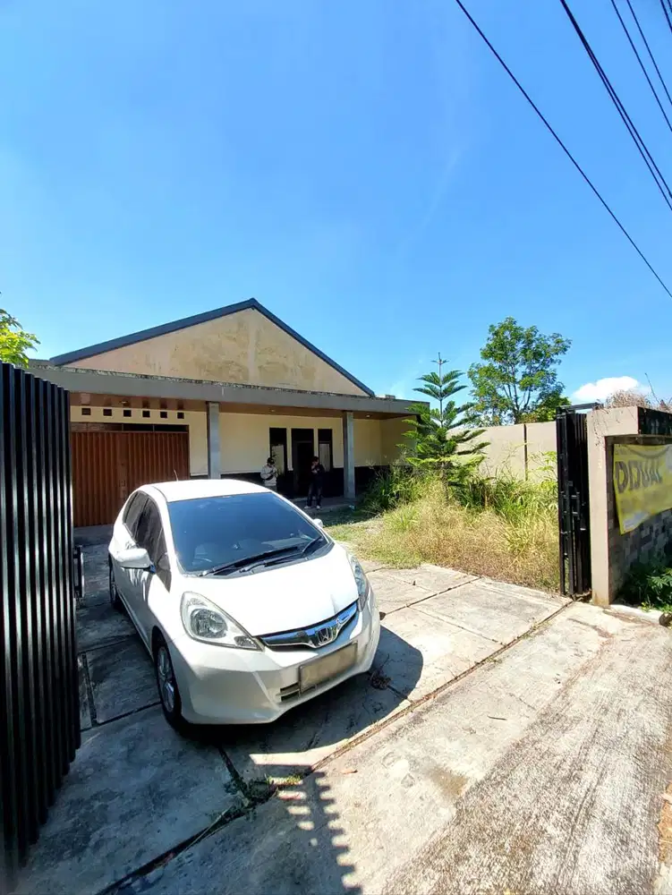Villa dengan Lapangan Tenis dan Basket di Kaliurang