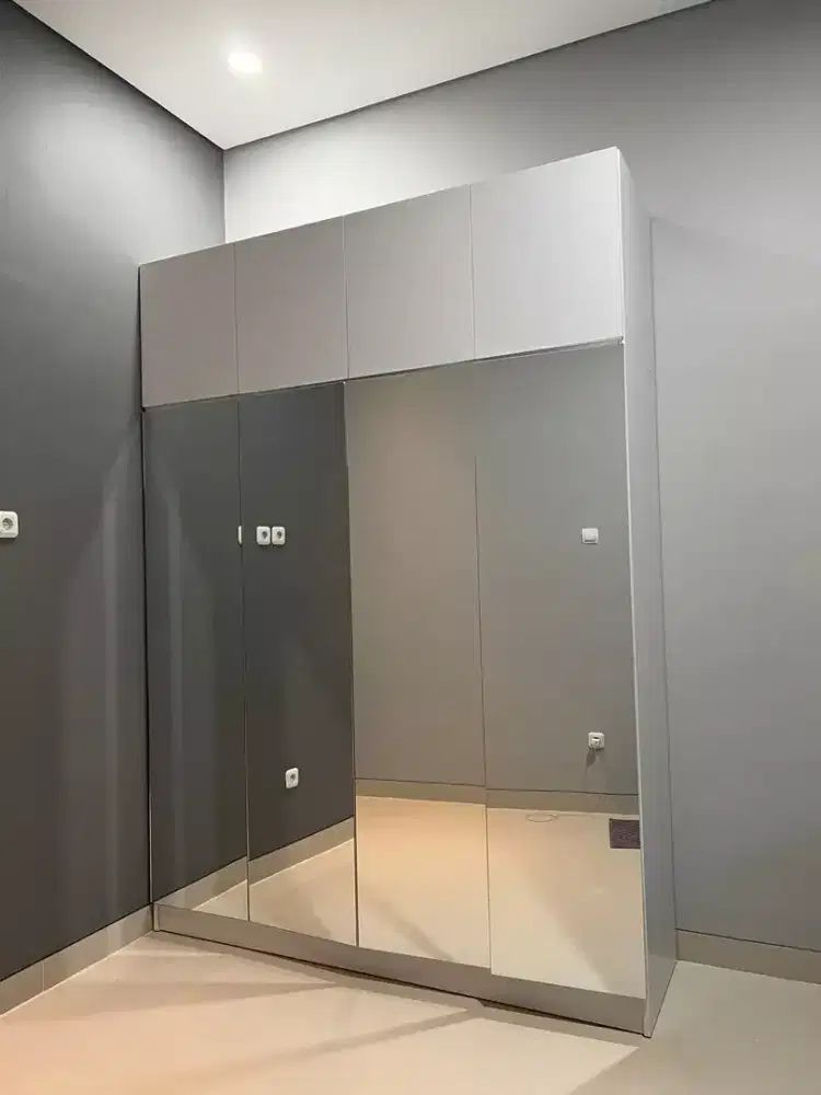 Lemari 4 pintu cermin ( Plat Besi )