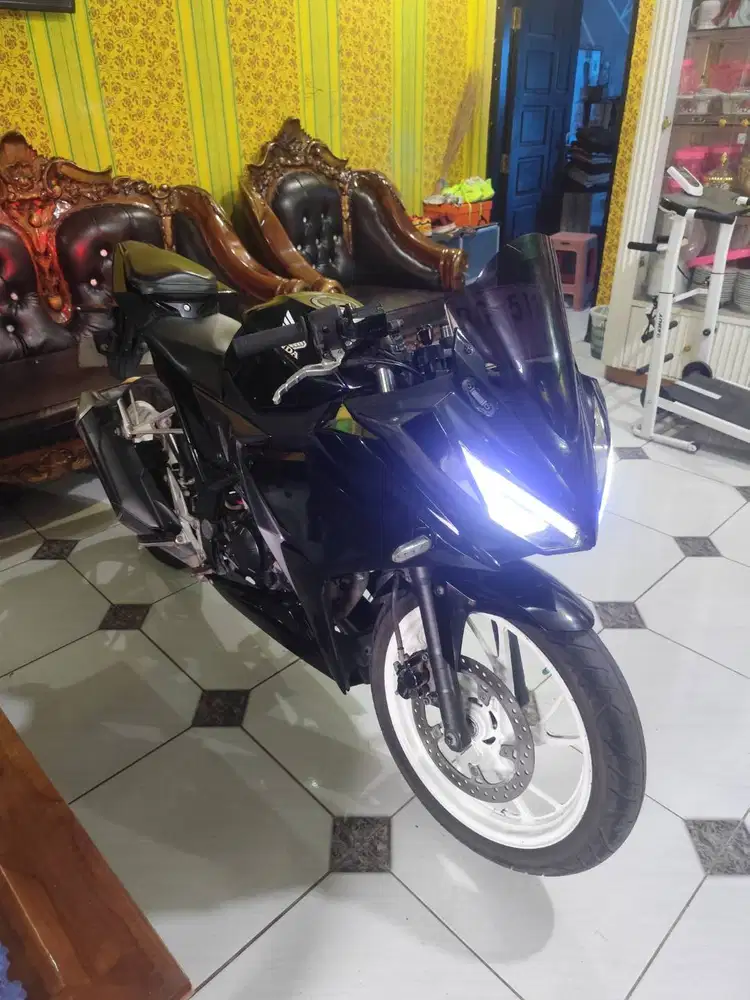DIJUAL MOTOR SPORT CBR 150R 2016 — Rp15.999.000