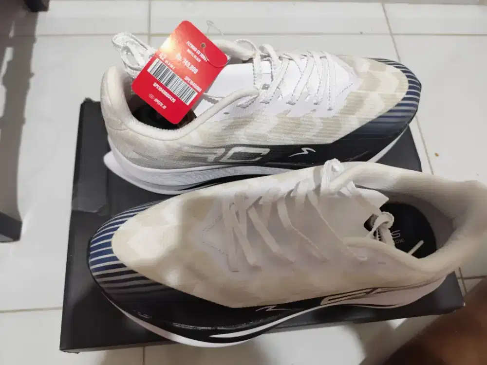 Specs Flybird SV Subs 1 White Black only size 42