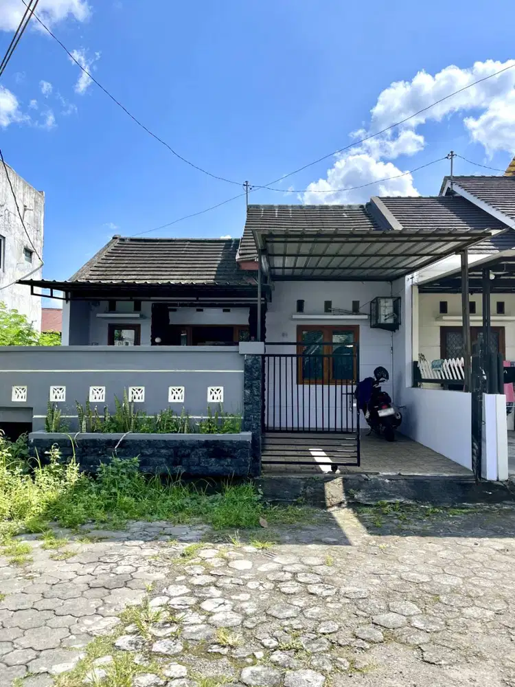 Rumah Strategis Lingkungan Perumahan di Jalan Gito Gati