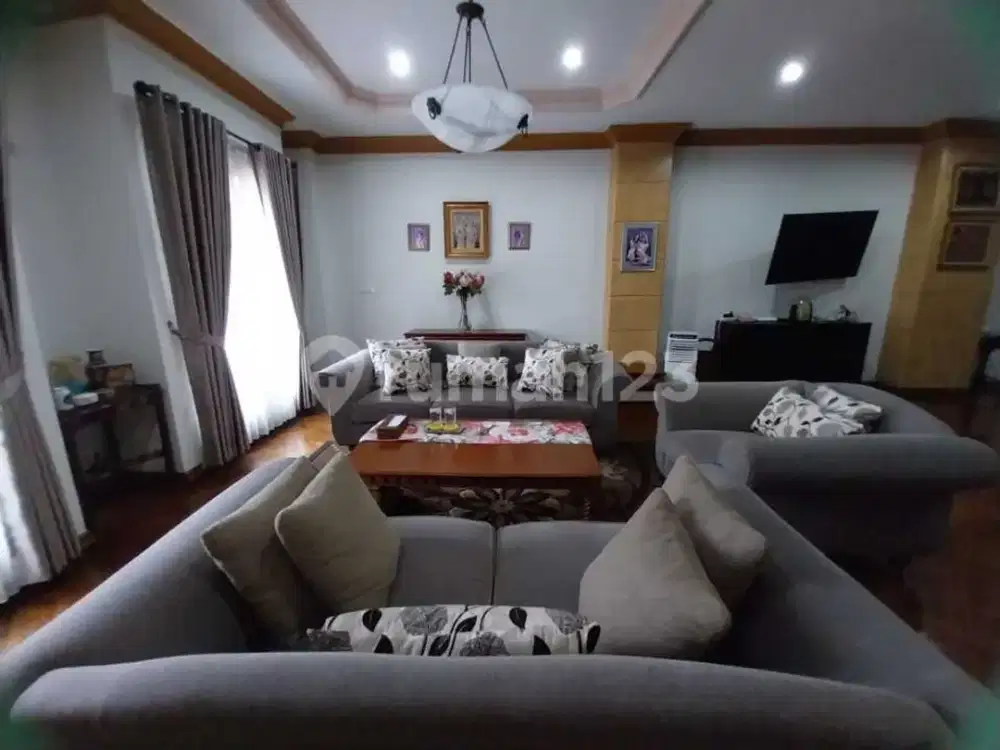 Rumah Nyaman Siap Huni 3 Lantai di Pondok Indah Jakarta Selatan