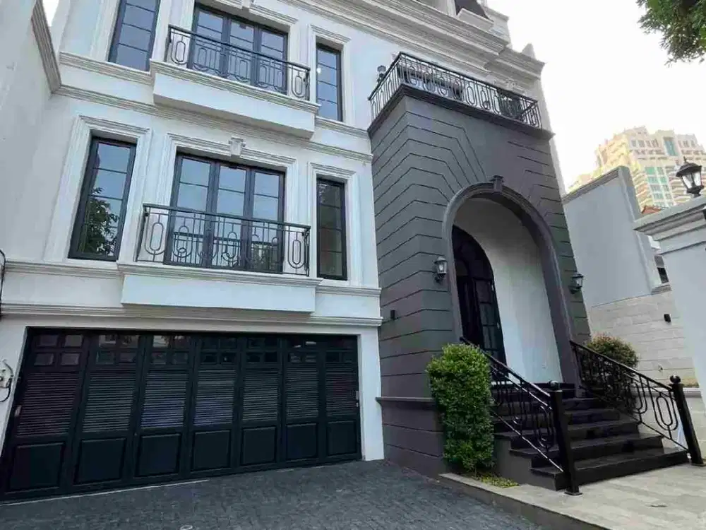 JUAL CEPAT RUMAH BRAND NEW AREA PAKUBUWONO 3 LANTAI  ADA LIFT