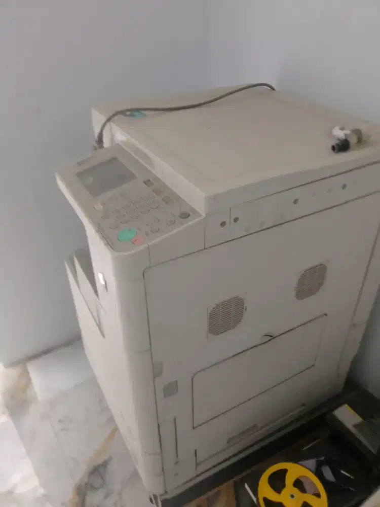 Mesin fotocopy masih seperti baru