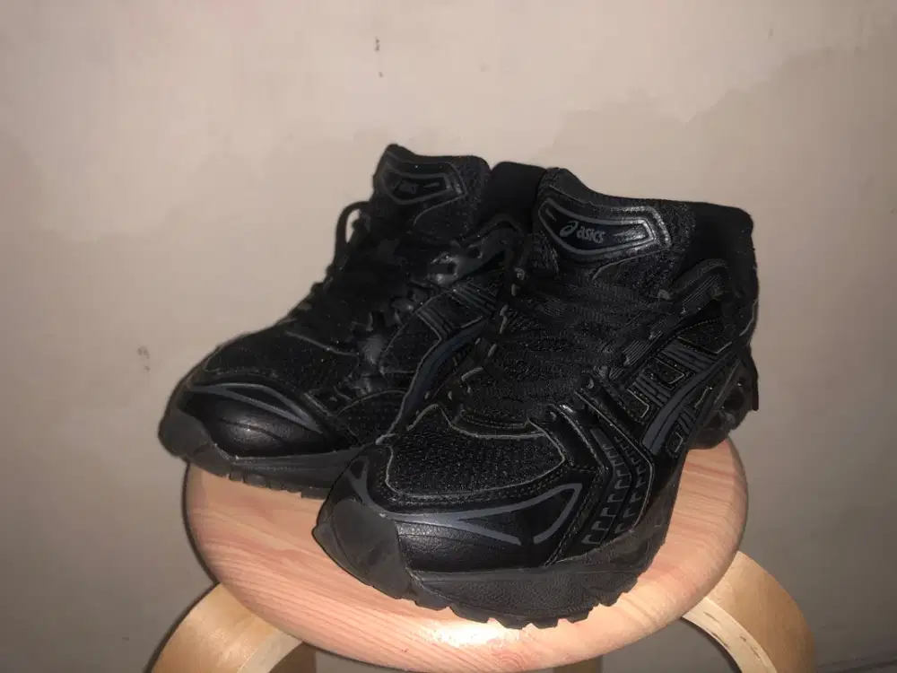 Asics Gel Kayano 14 - Size 44 (fit to 43)
