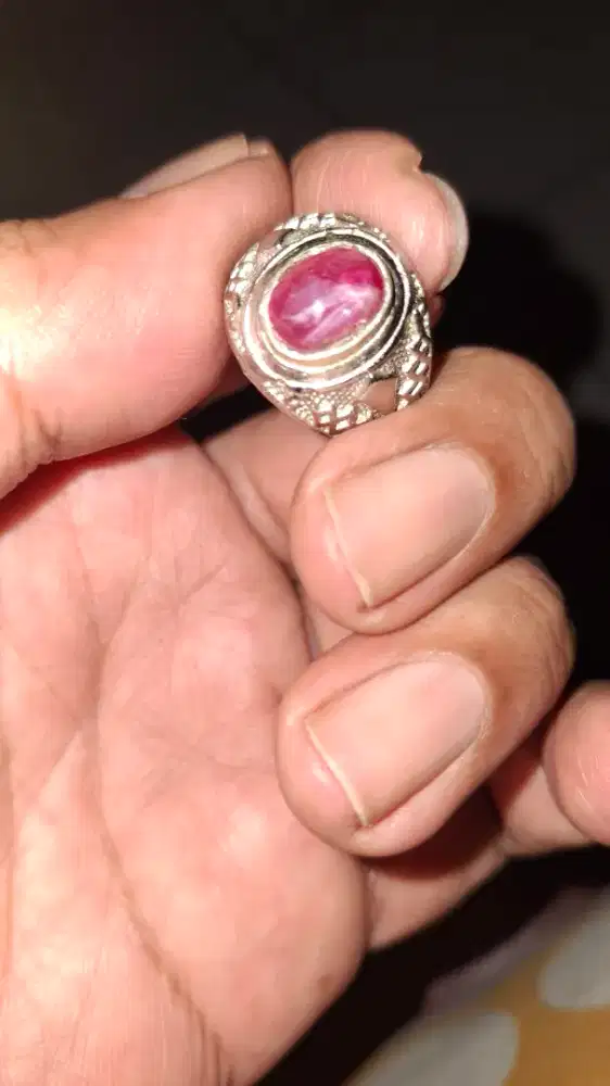Cincin batu ruby star
