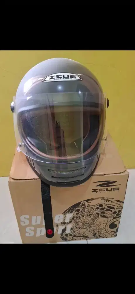 Helm Zeus cakil