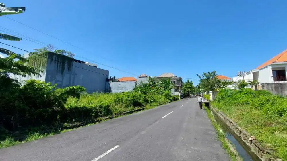 DIJUAL TANAH SUPER STRATEGIS SEMINYAK JLN DEWI SRI  LINGKUNGAN VILLA