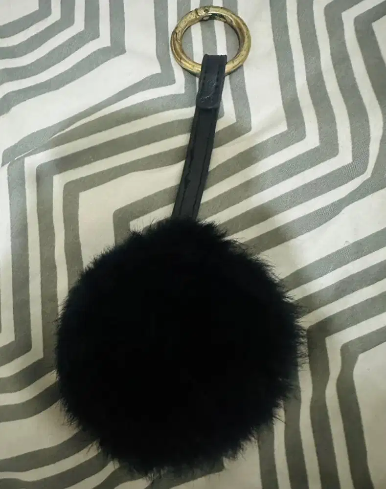 Gantungan Tas Bulu2 Hitam
