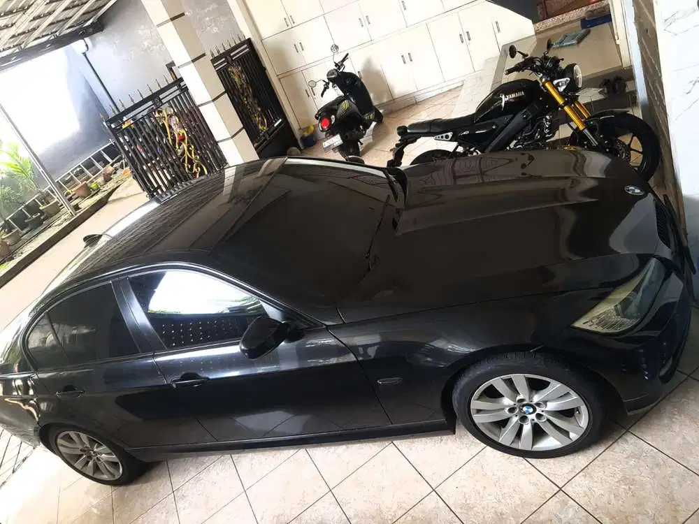 BMW 320i 2010 Bensin