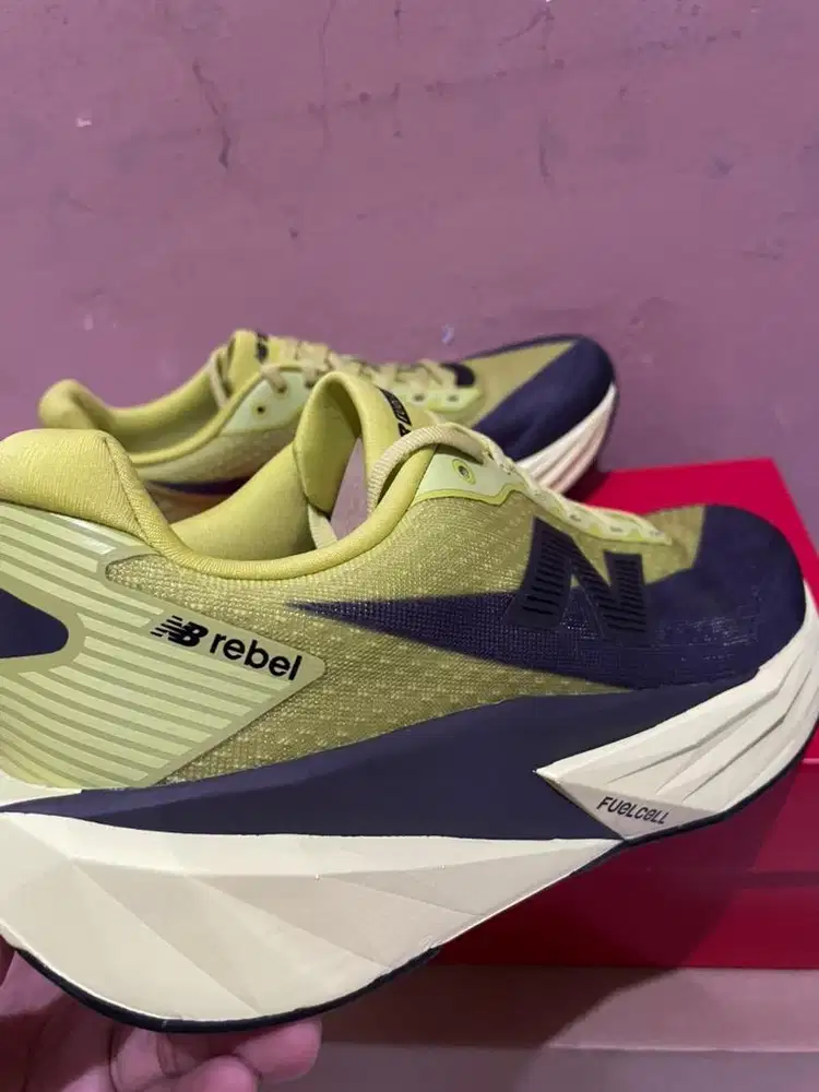 Sepatu Lari New Balance Rebel V5