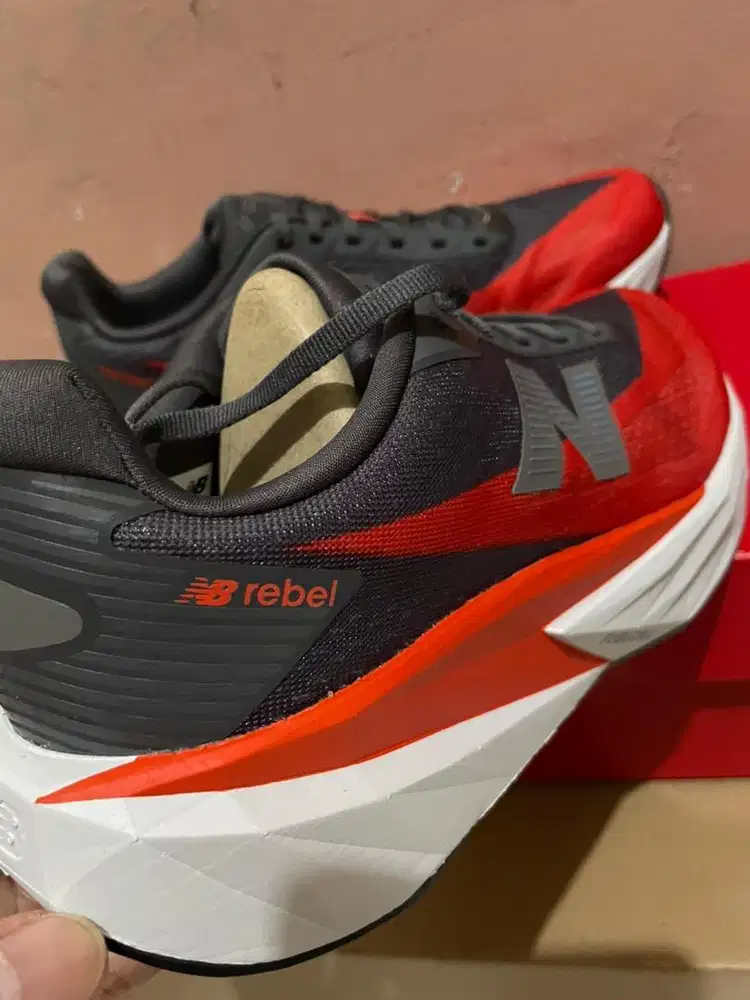 Sepatu Lari New Balance Rebel V5