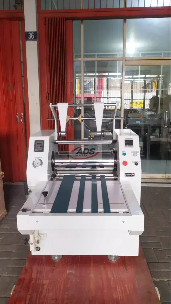 MESIN LAMINASI HOT ROLL HIDROLIK SEMI OTOMATIS YYFM 520 SUPER GLOSSY