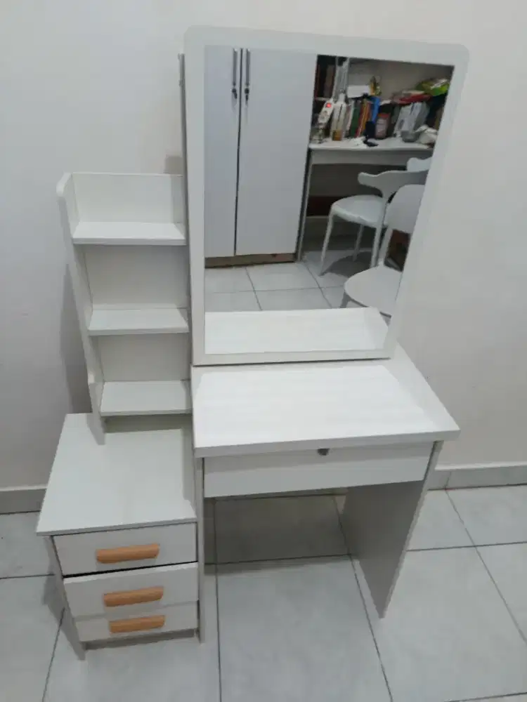 Meja rias cermin