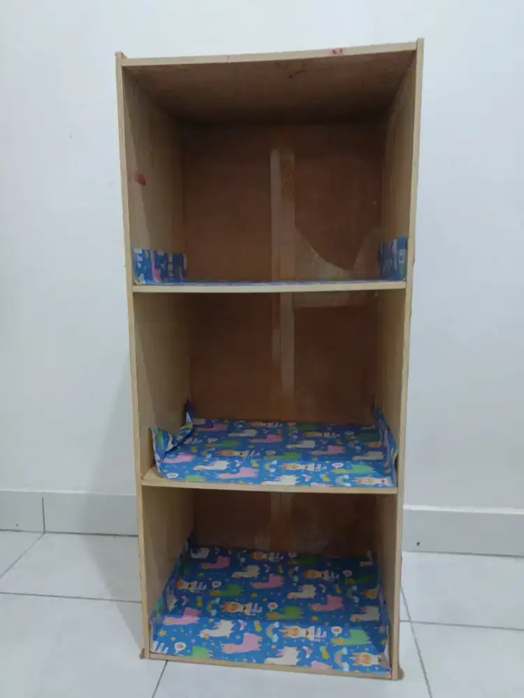 Rak susun tiga tingkat