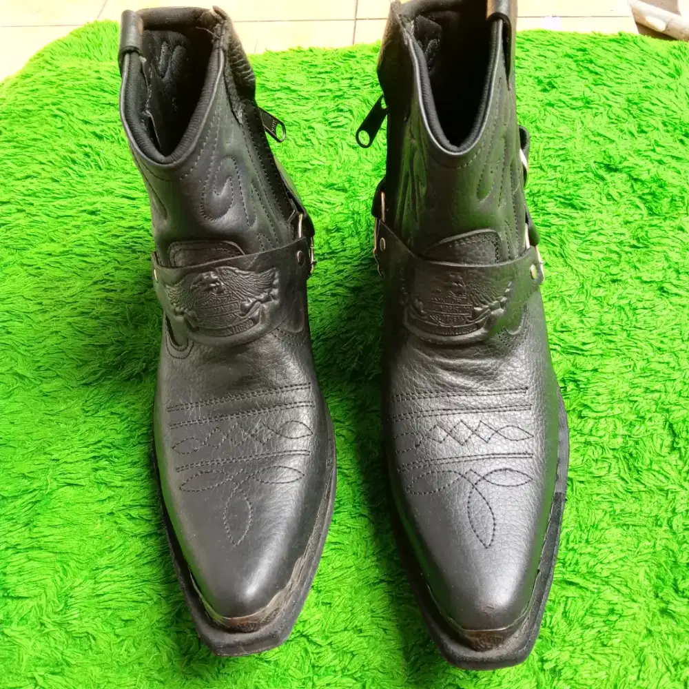 Sepatu boot kulit pria