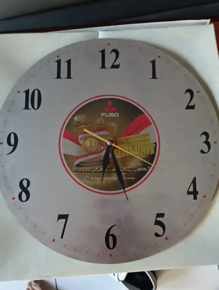 Jam dinding Mitsubishi Fuso