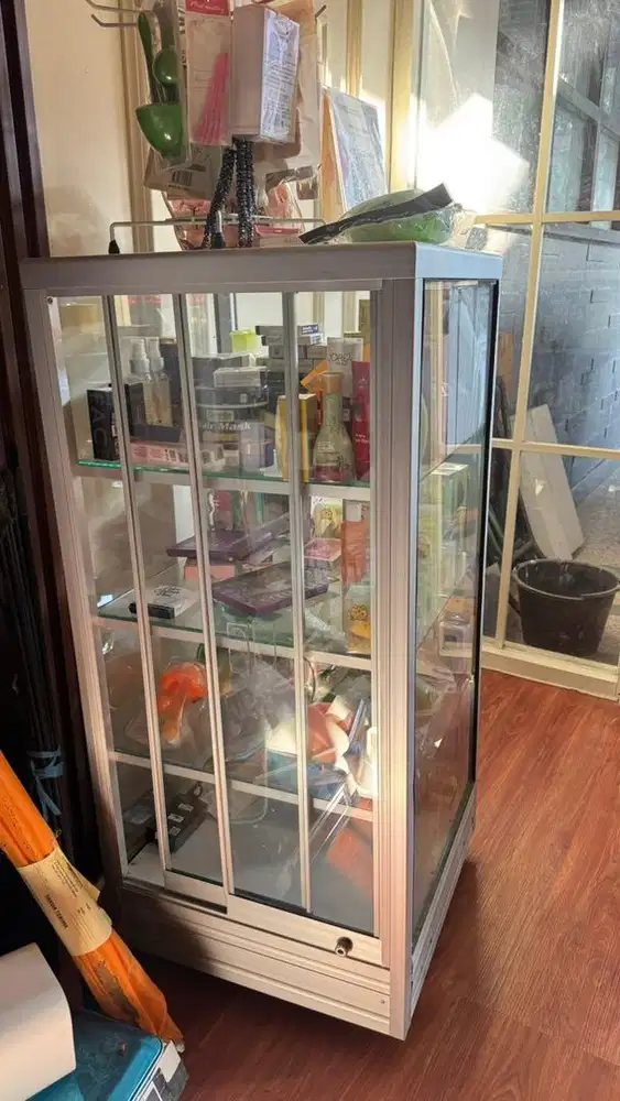 Di jual rak gondola dan etalase kecil kondisi masih bagus