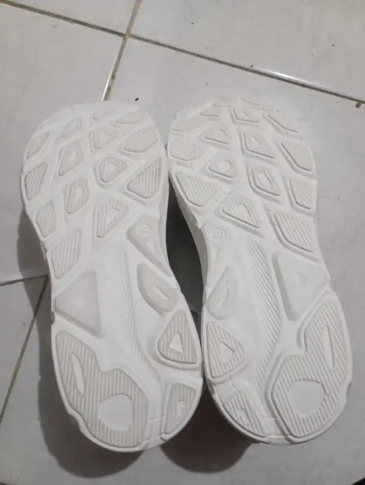 di jual sepatu merek AT ukuran zize nomer 40