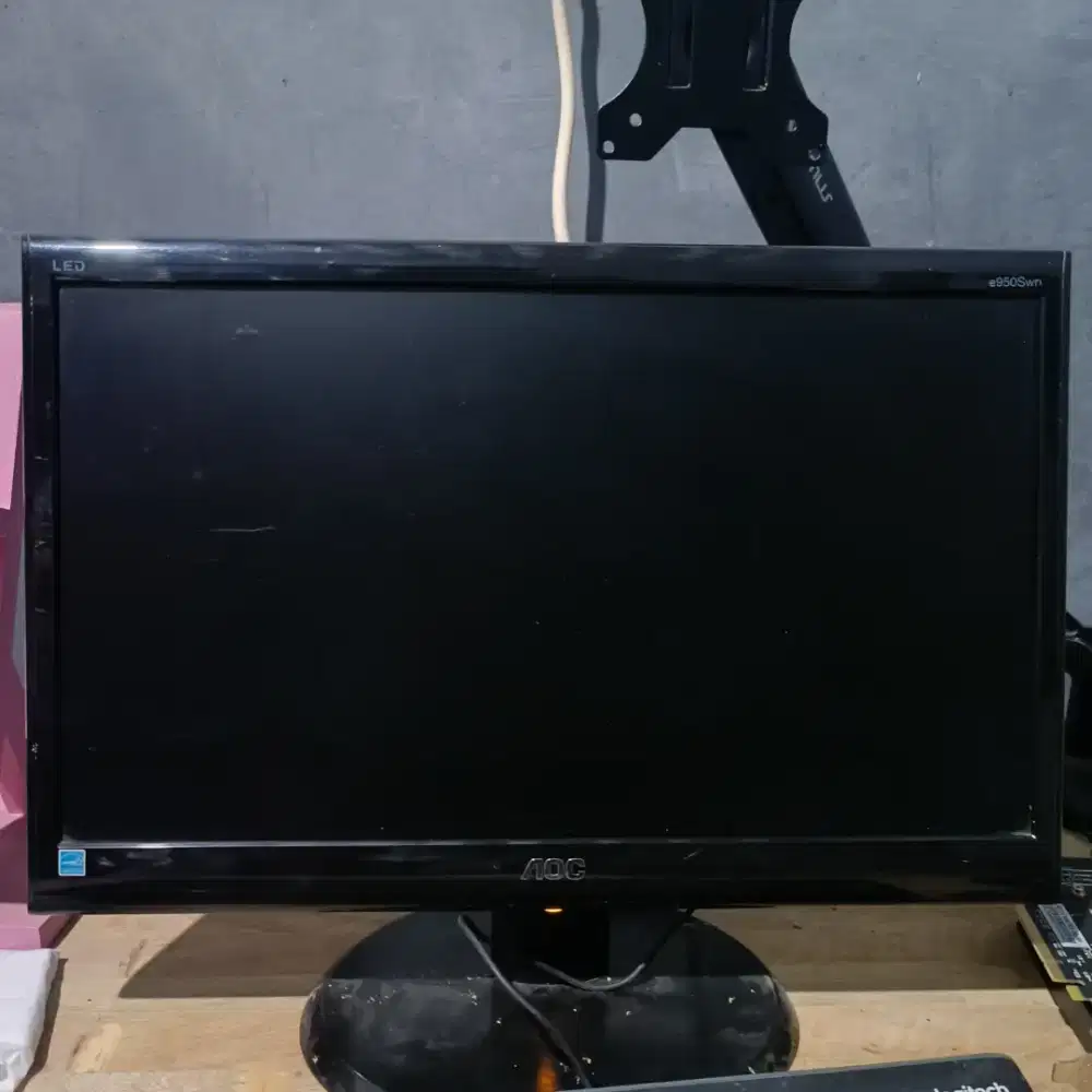 MONITOR 16 INCH MERK AOC E950SWN
