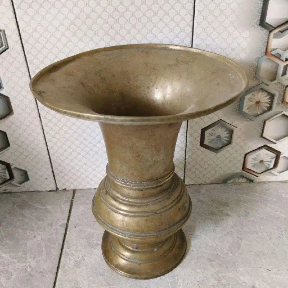 Dijual paidon Kuningan tebal vas bunga kuno antiq vintage