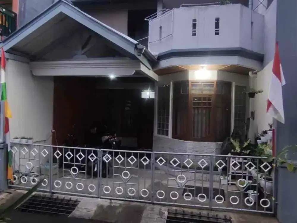 Lagi cari rumah siap huni
Sangat strategis
*Daerah Antapani Bandung Timur*

Sertifikat Hak Milik
Luas tanah 90 m2
Luas bangunan 160 m2
Listrik 1.300 watt
Air Pam PDAM
Bangunan 2 lantai
Posisi menghadap ke Timur

Fasilitas 
Ada teras lantai 1 & 2
Ruang tam