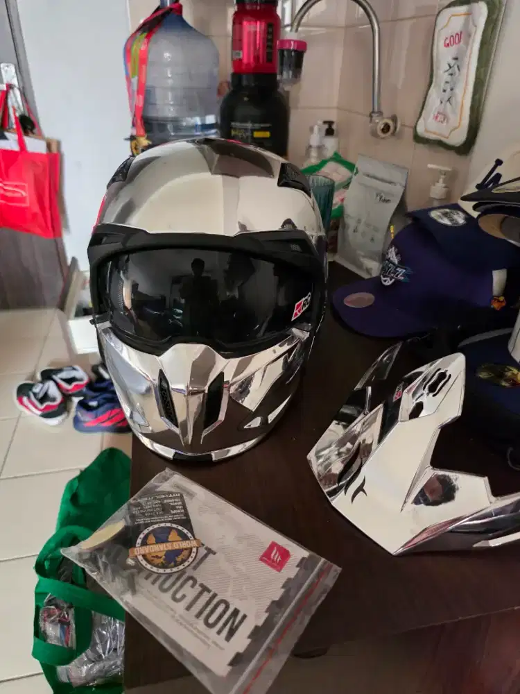 MT Helmet Street Fighter Chrome