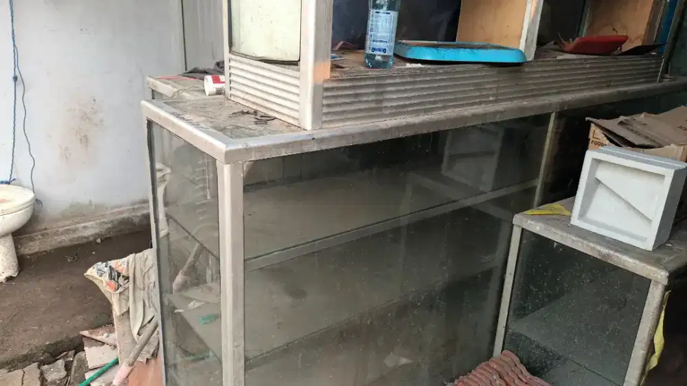 Lemari  etalase kaca  secent  komdisi 75 persen