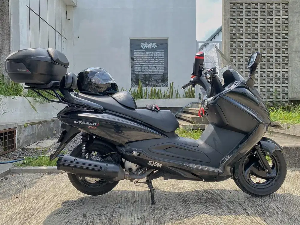 BIG SCOOTER SYM GTS 250i TAHUN 2016 HITAM SECOND
