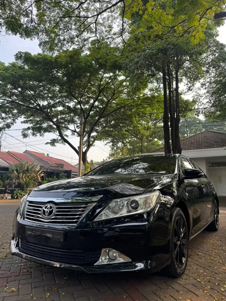 Dijual Camry V 2014 nik 2013 antik