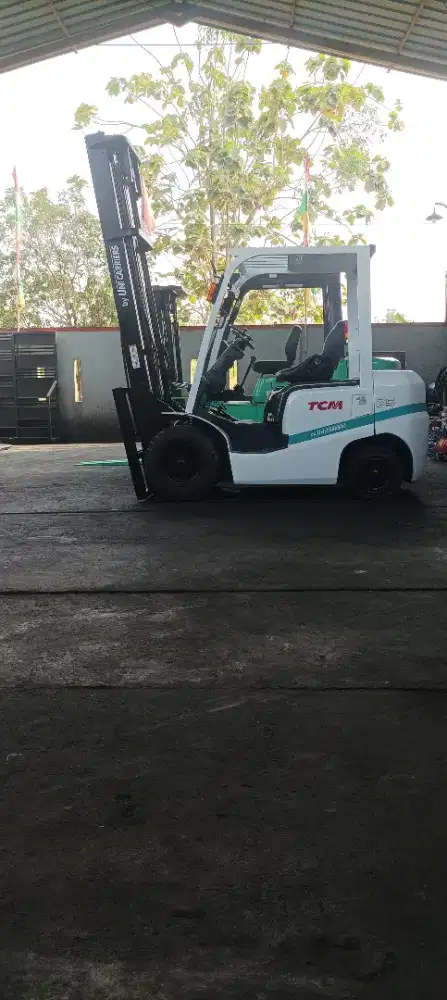 Forklift TCM 2,5 Ton,Manual,Tiang 5 Meter,Mesin Isuzu C240,Tahun 2015