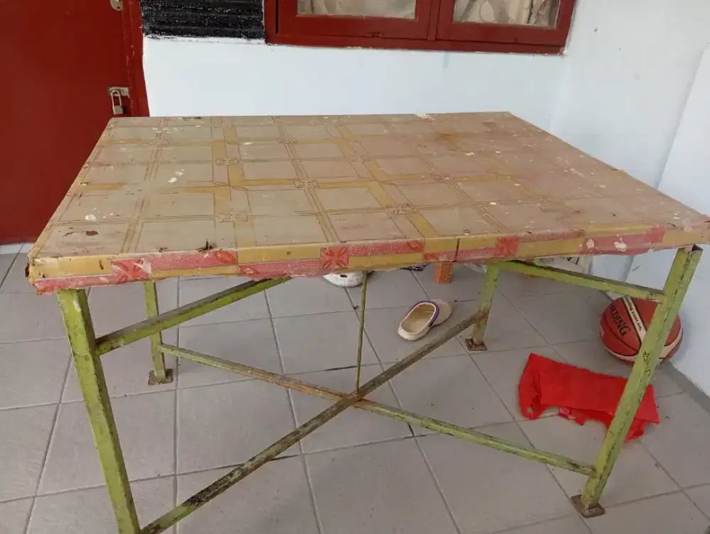 Meja Lipat dengan rangka besi yang kokoh