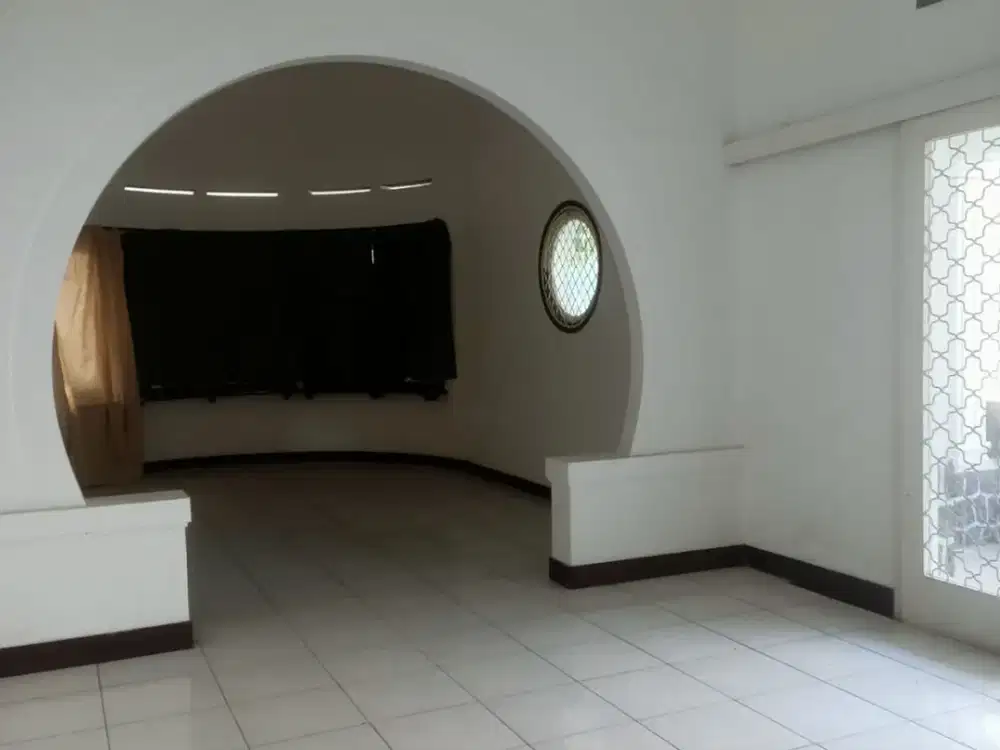 Rumah Lahan Luas Siap Huni Terawat Cocok Usaha Strategis di Sayap Dago