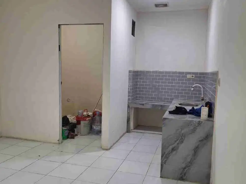DIJUAL RUMAH 2.5 LANTAI KAMAR ADA 3 RAPI SIAP HUNI BEBAS BANJIR DI PURI GARDENA KALIDERES