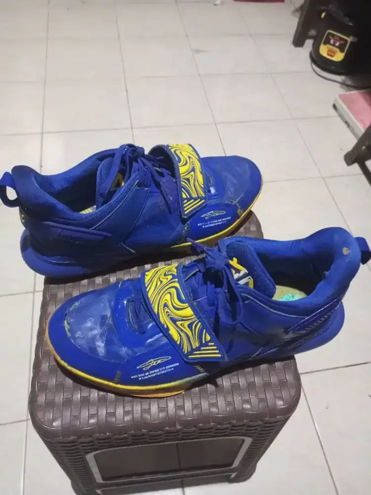 Sepatu basket Dan jogging
