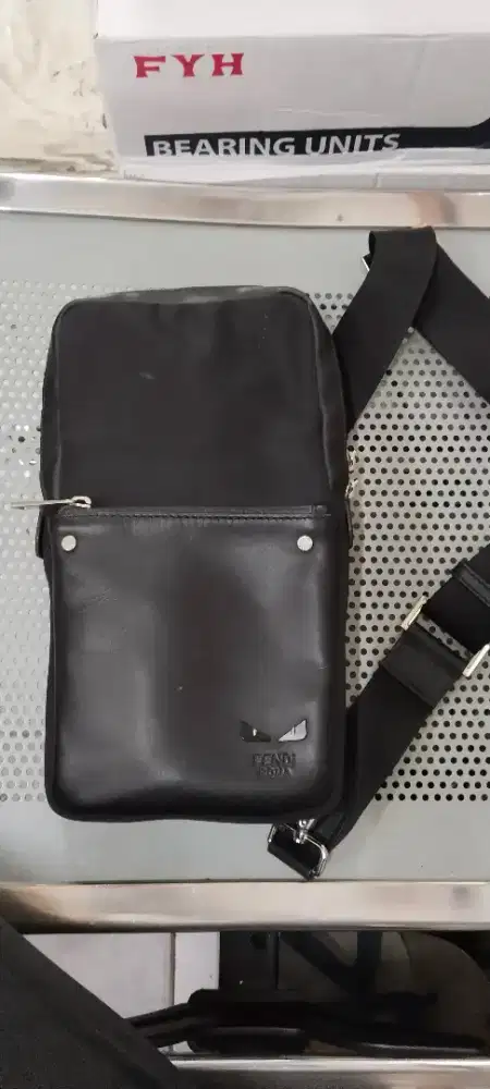 Tas slempang merk FENDI