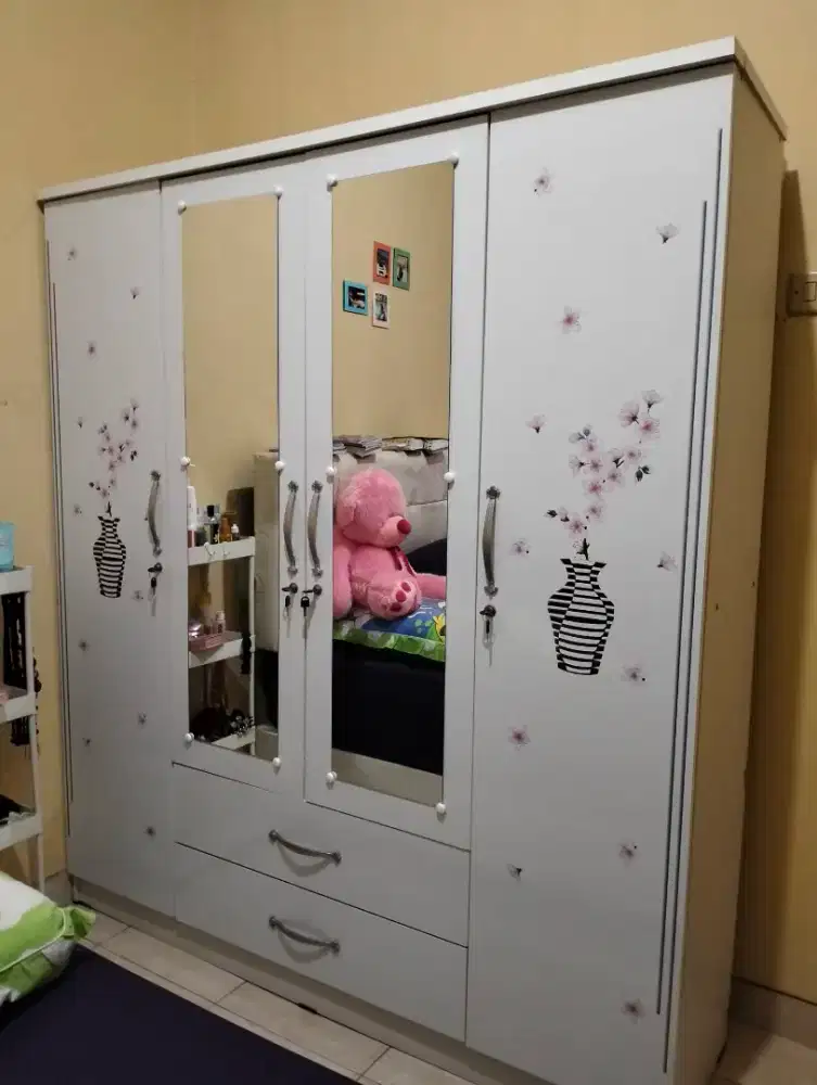 Lemari pakaian 4 pintu