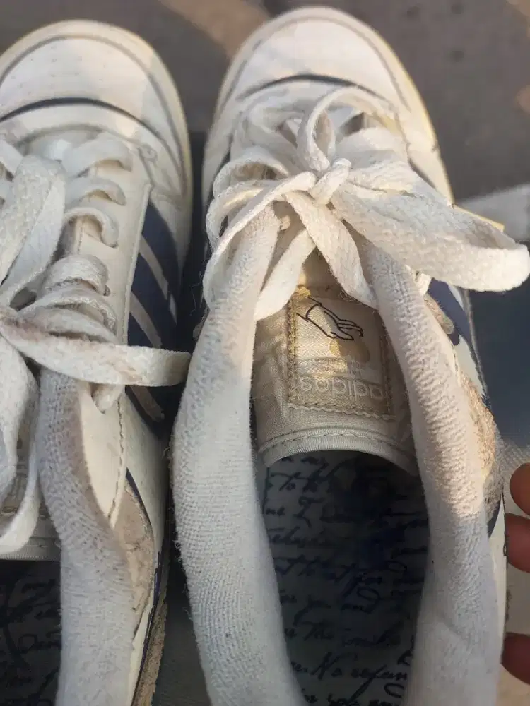Sepatu adidas bekas