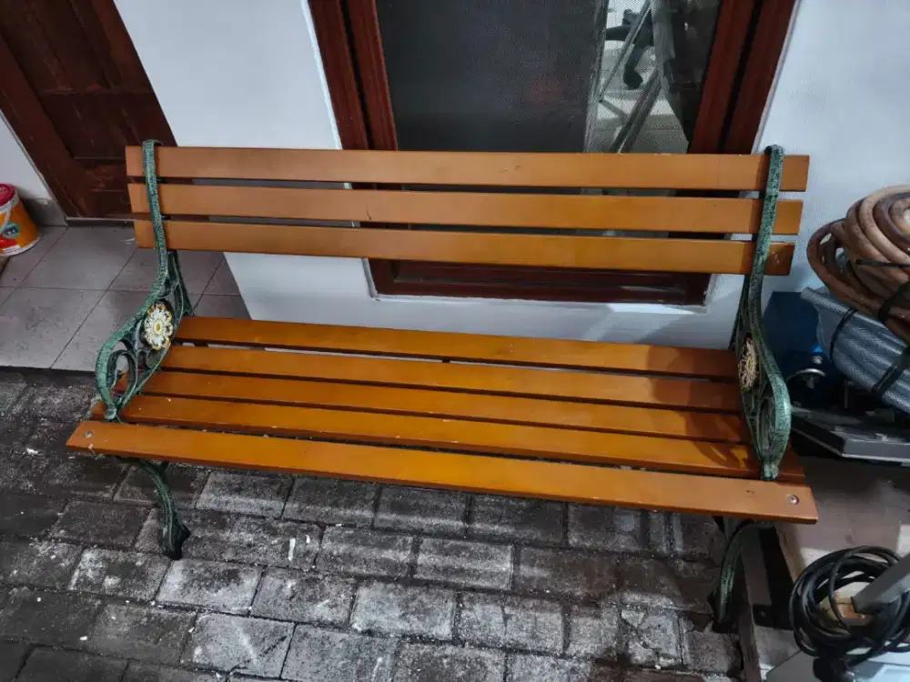 Bangku taman kayu model klasik minimalis