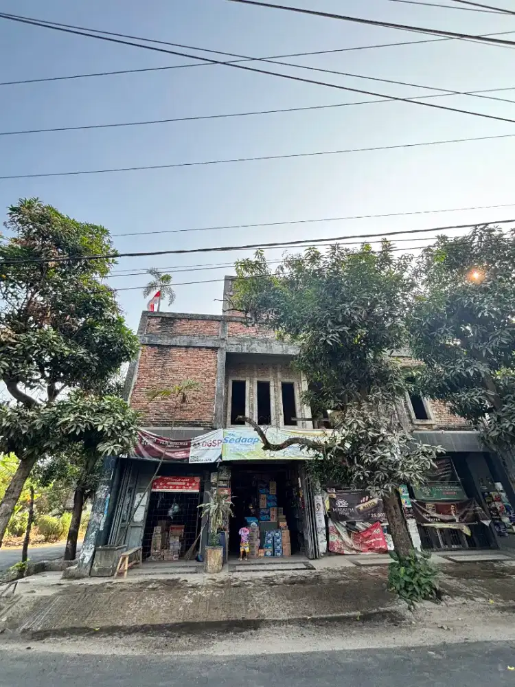 DIJUAL PROPERTI ANTI BIASA! Rumah 3 Lantai dengan 4 Tempat Usaha